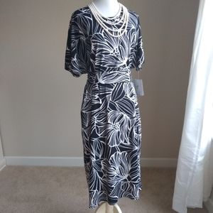 LulaRoe Marly 👗-black white big floral leaf,XL
